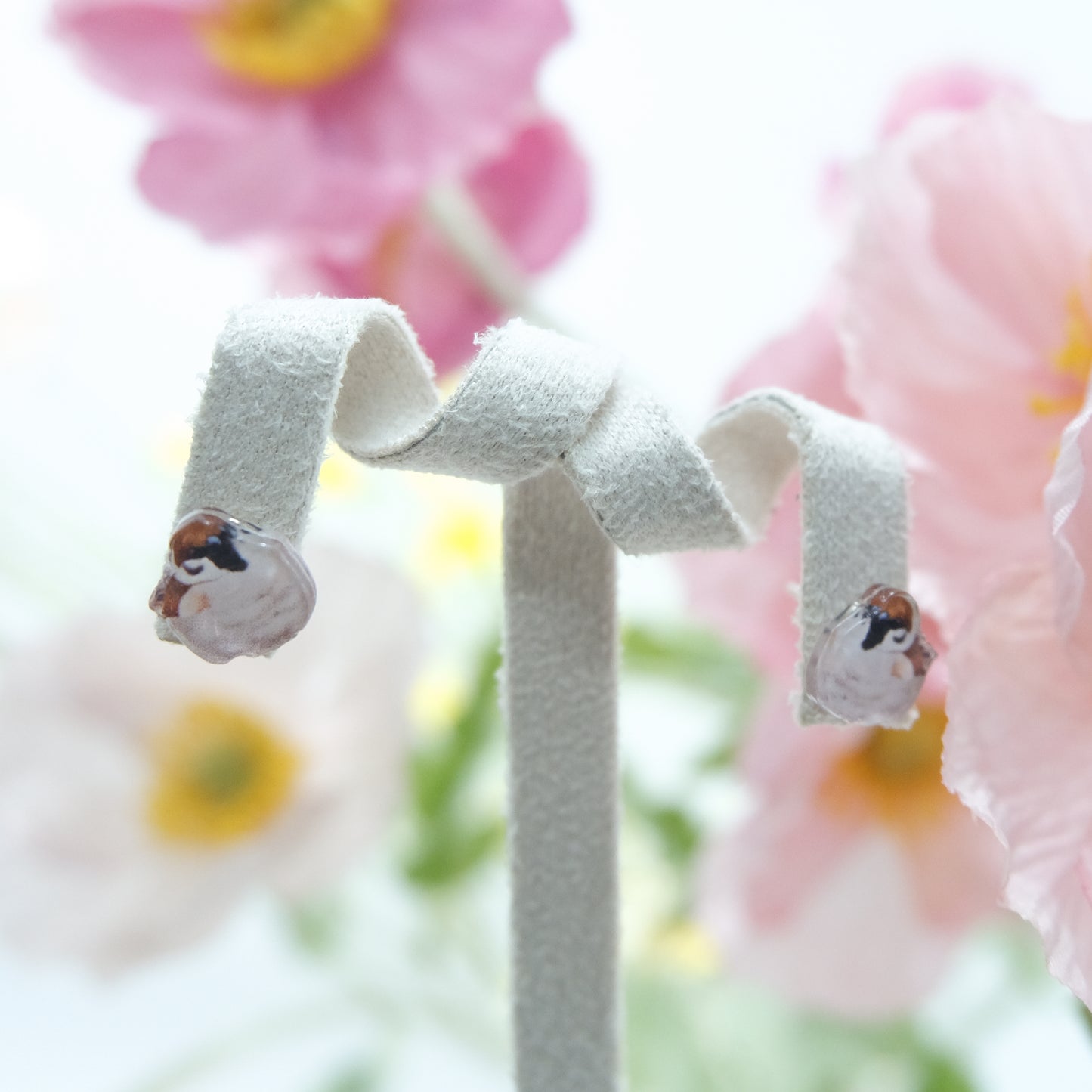 ✿送料無料✿:: イヤリングとアクセサリー:: ❗左右で異なる鳥の宝物を自由に選択できます❗小さなスズメ